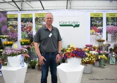 Jochem Hoffmann of Kientzler next to the Trio Mio Pocket (on the right). It is a new combination with new colors. The varieties have strong roots and not much PGR’s are needed.